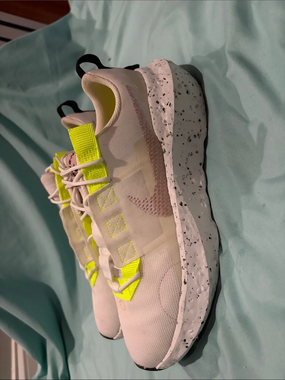 Nike unisexWhite Sneakers with Neon Yellow Accents. W11-M9.5